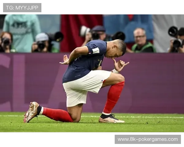 姆巴佩7分钟戴帽后看向助理裁判，庆祝进球瞬间