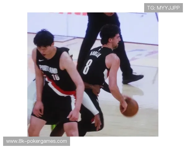 杨瀚森将球鞋赠客场小球迷，引发主场球迷讨论